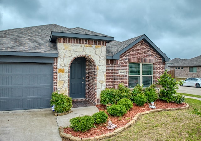 view of front of home featuring a front lawn and a garage