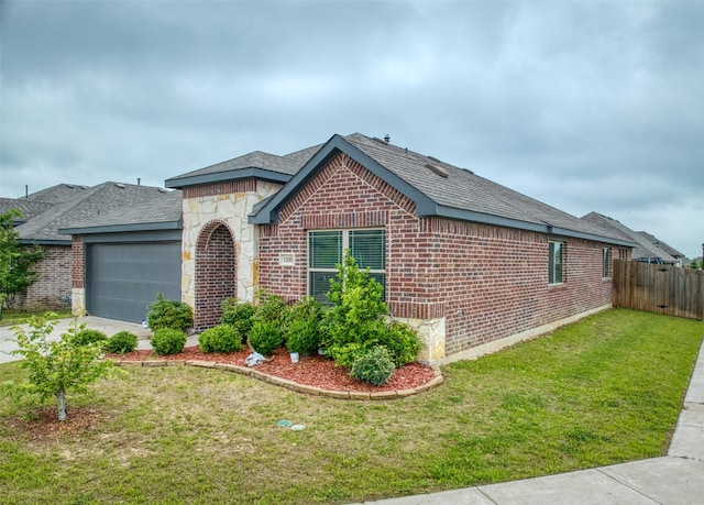 view of front facade featuring a garage and a front yard