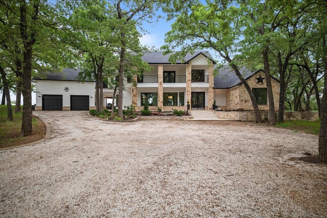 view of front facade featuring a garage