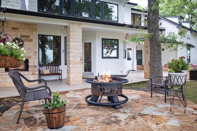 view of patio featuring an outdoor fire pit