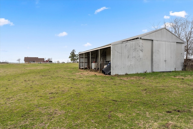 view of yard with an outdoor structure