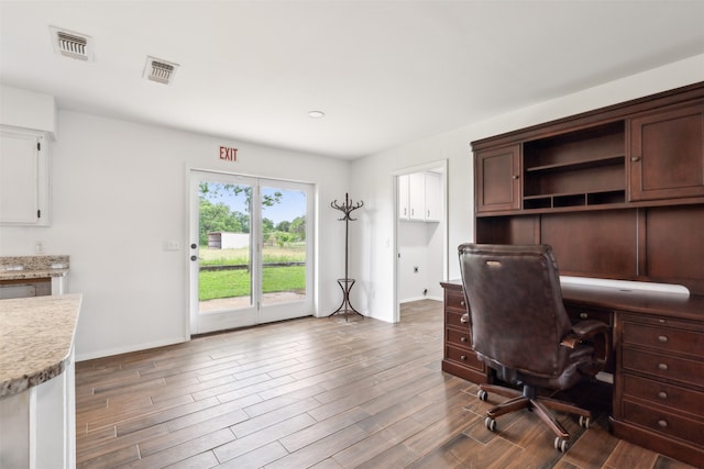 office area featuring built in desk and dark wood-type flooring