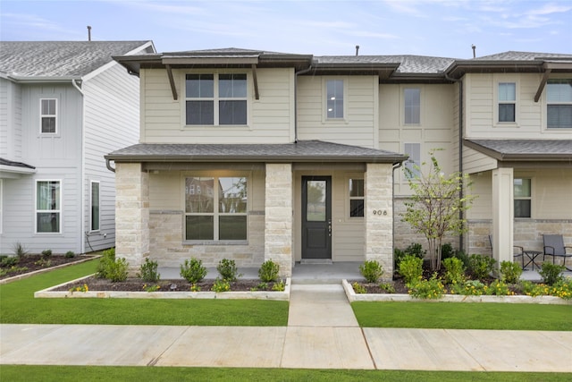 view of front facade featuring a front lawn