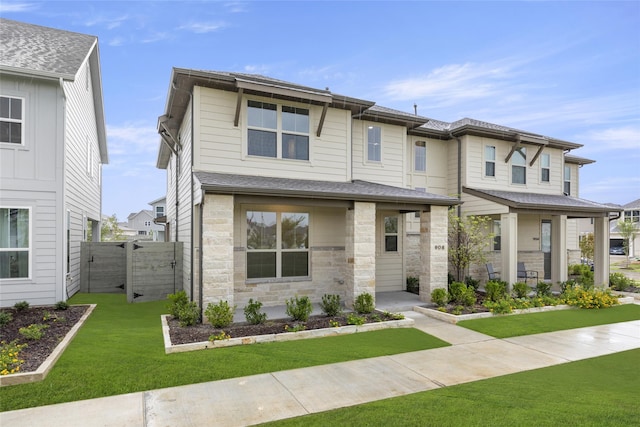 view of front of property featuring a front yard