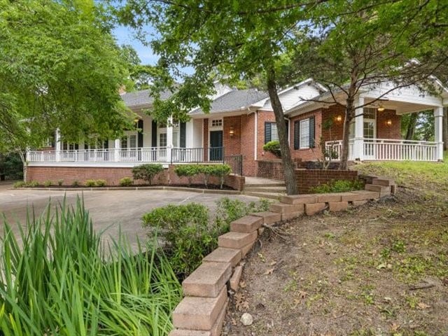 ranch-style house with covered porch