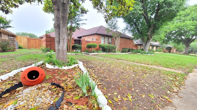 view of front of home featuring a front yard