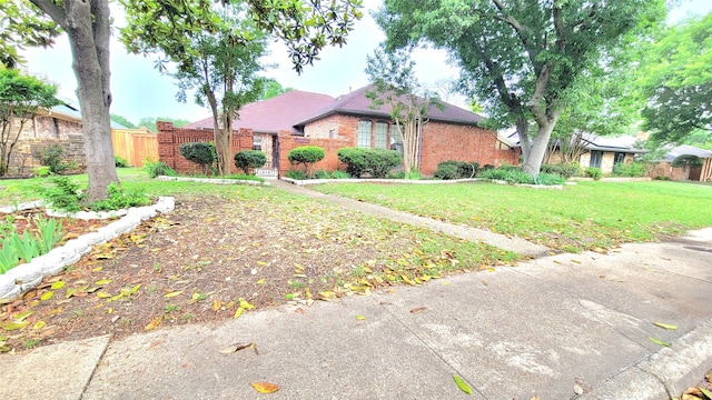 ranch-style home featuring a front lawn