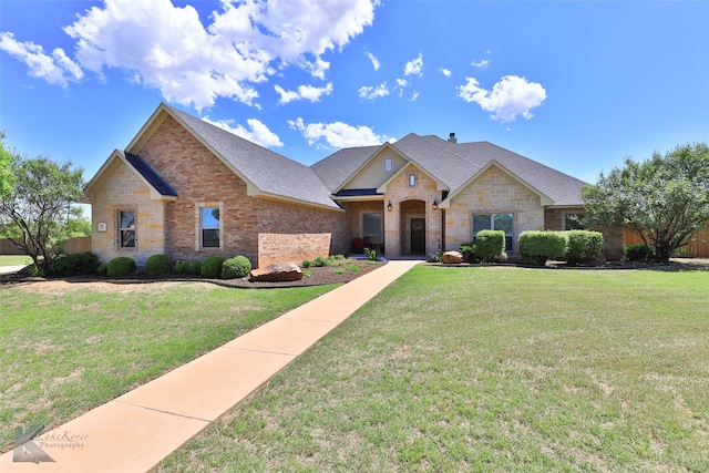 view of front of property featuring a front yard