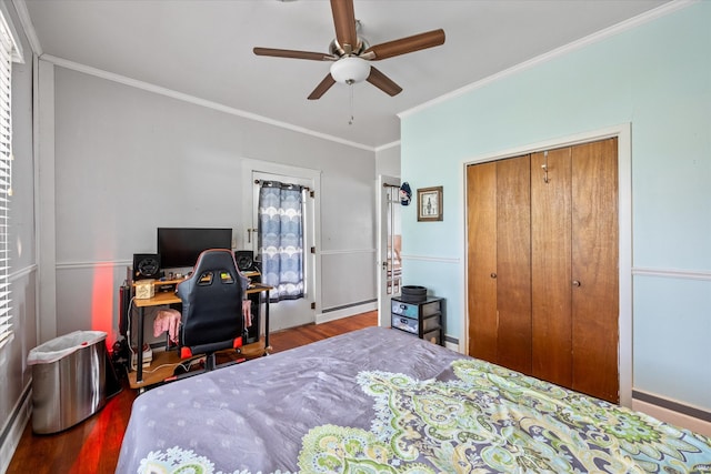 bedroom featuring wood-type flooring, ceiling fan, crown molding, and a closet