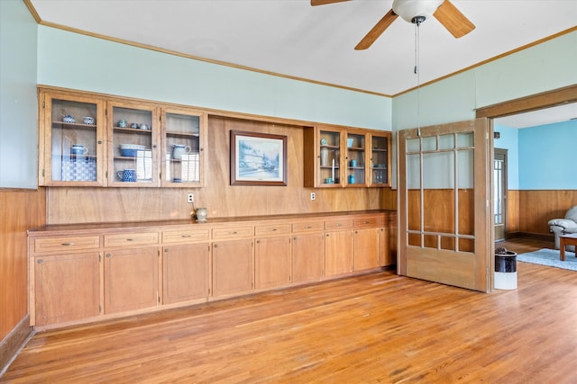 kitchen featuring ornamental molding, light hardwood / wood-style floors, and ceiling fan