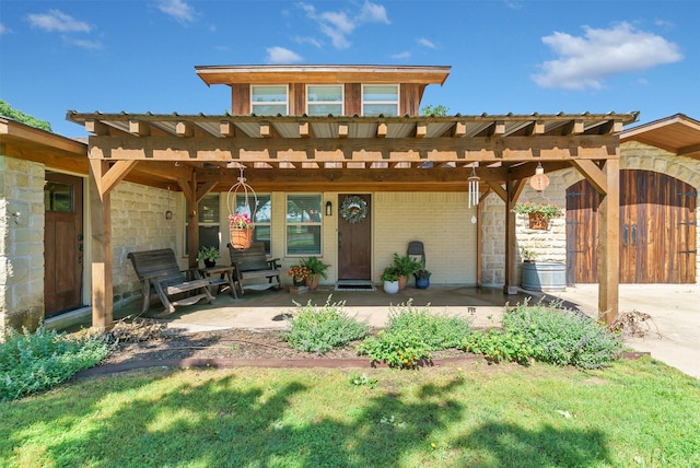 view of front facade with a front lawn and covered porch