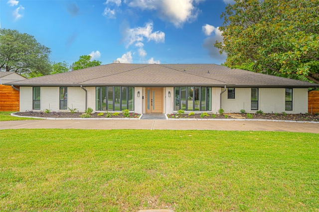 ranch-style house featuring a front lawn