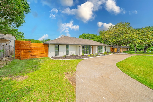 view of front of property featuring a front yard