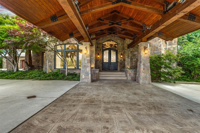 entrance to property with ceiling fan and stone siding