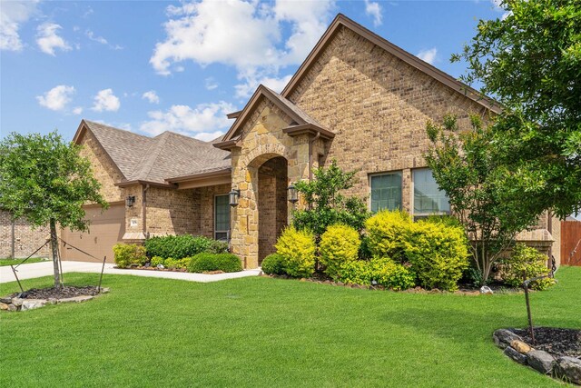 view of front facade featuring a front yard and a garage