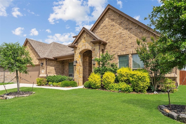 view of front facade featuring a front yard and a garage