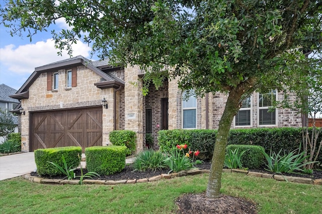 view of front facade with a garage and a front yard