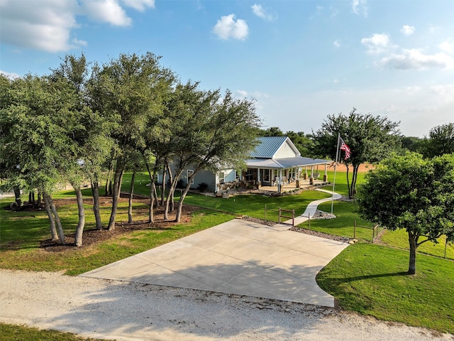 view of front facade featuring a front lawn