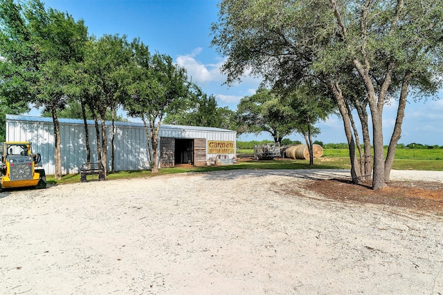 view of yard featuring an outdoor structure