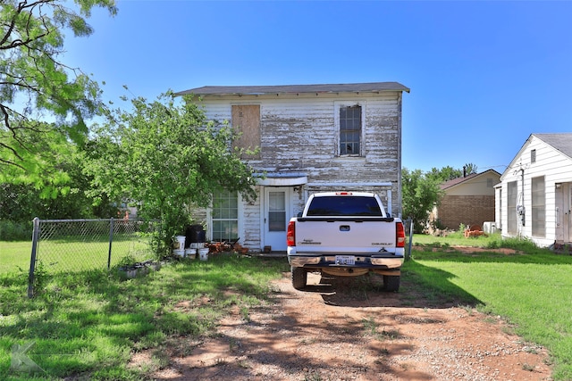 back of house featuring a lawn