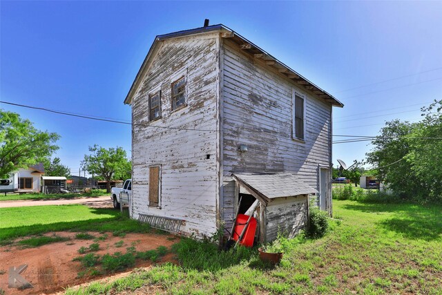 view of side of property with a lawn