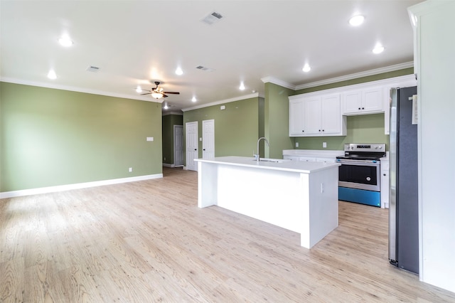 kitchen featuring light wood-type flooring, white cabinetry, appliances with stainless steel finishes, ceiling fan, and an island with sink