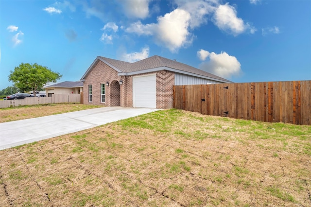 view of front facade with a garage and a front yard