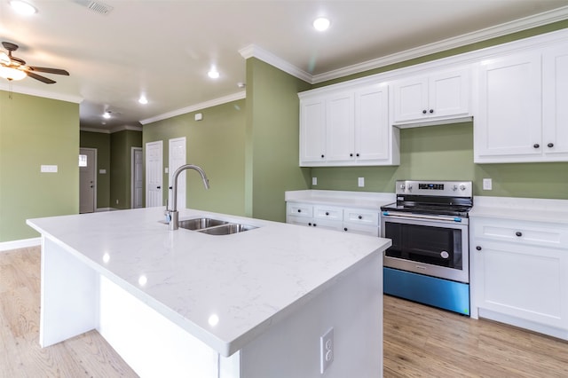 kitchen with light hardwood / wood-style floors, a kitchen island with sink, ceiling fan, and electric range