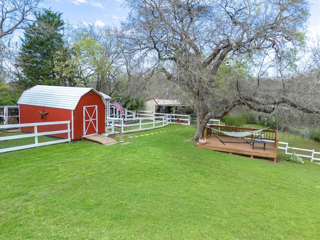 view of yard with an outbuilding