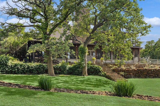 view of front of house featuring a front yard