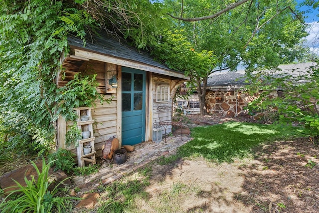 view of yard featuring an outdoor structure