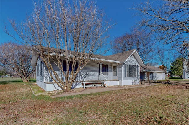 ranch-style house featuring covered porch and a front yard