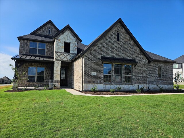 view of front of home featuring a front yard