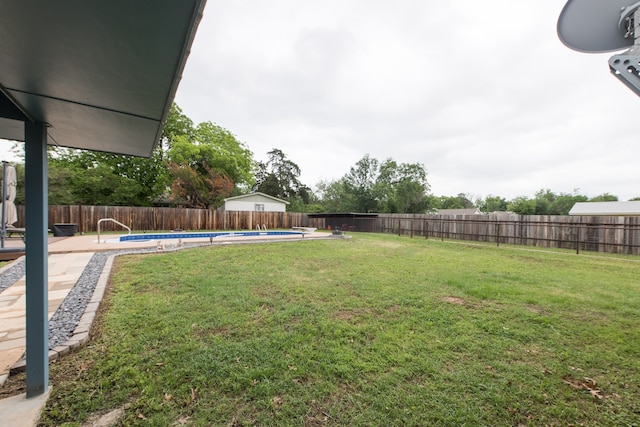 view of yard with a fenced in pool