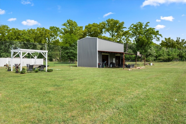 view of yard featuring an outdoor structure