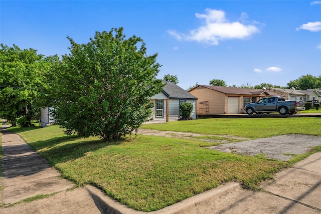 view of front of property featuring a front yard