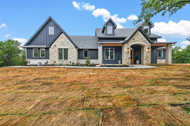 view of front facade with a front yard