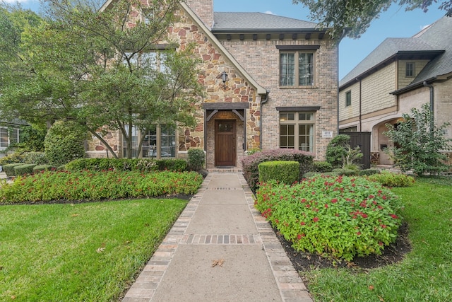 view of front facade featuring a front yard