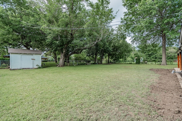 view of yard featuring a storage shed