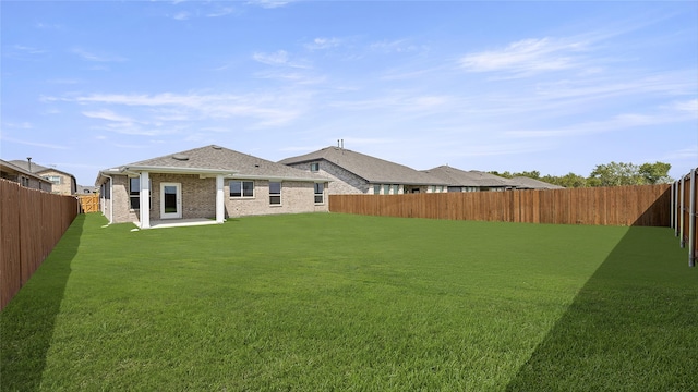 view of yard featuring a patio