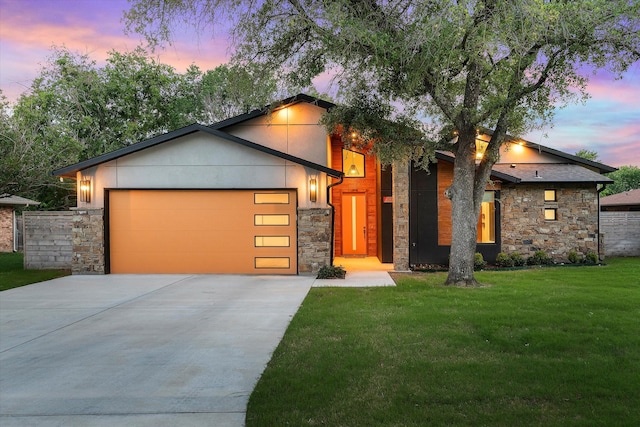 view of front of house featuring a lawn and a garage