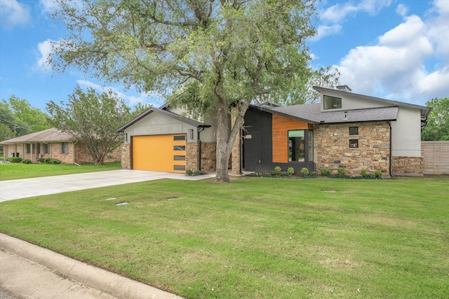 view of front facade featuring a garage and a front yard