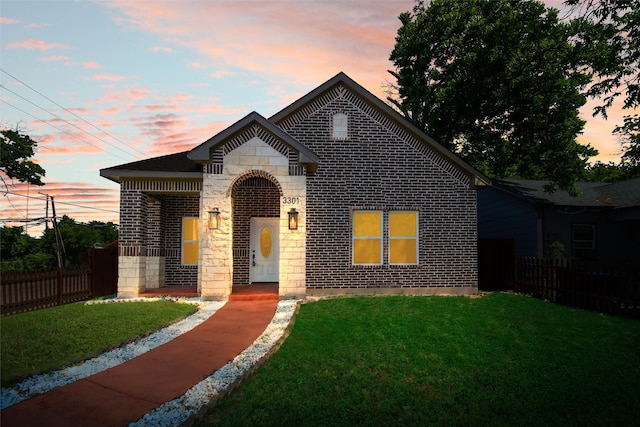 view of front of house featuring a lawn