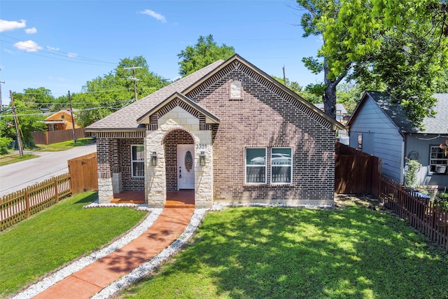 view of front of property featuring a front lawn