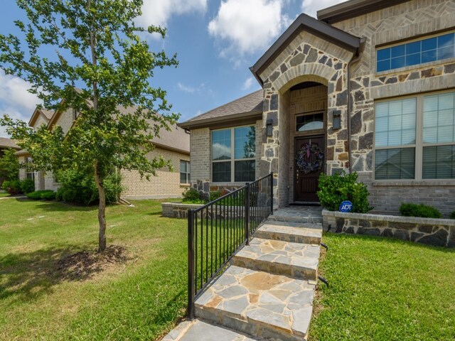 property entrance featuring a yard