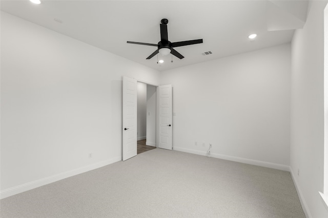 carpeted empty room featuring ceiling fan