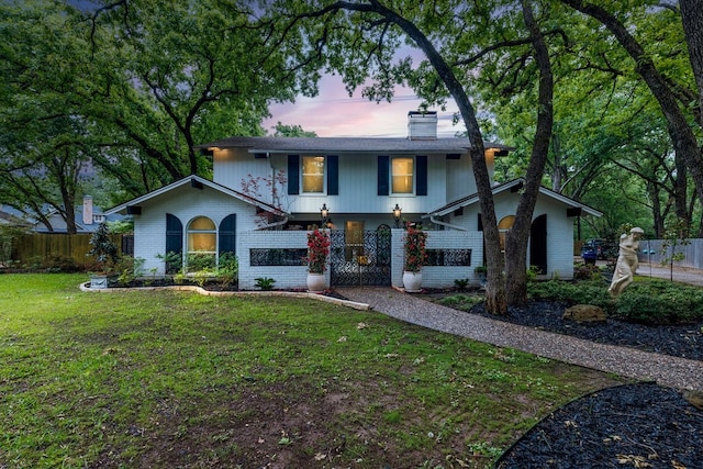 view of front of house featuring a yard