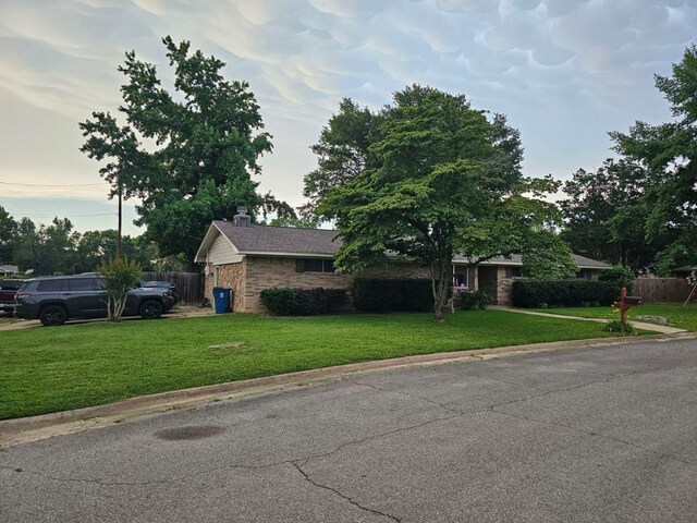 view of front facade featuring a front lawn