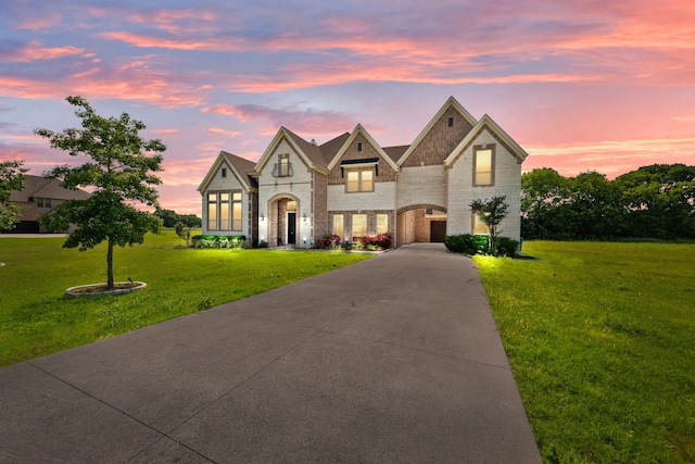 view of front of home featuring a lawn