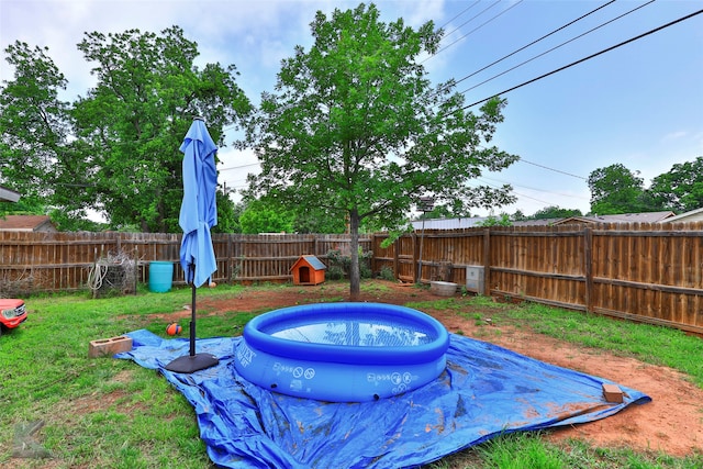 view of yard with a pool